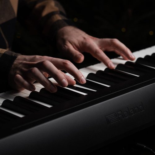 człowiek grający na pianinie