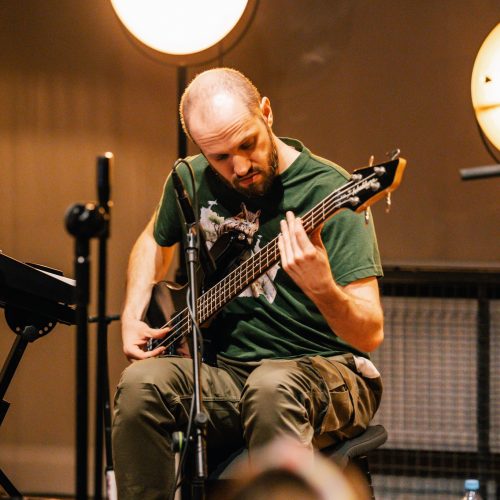 muzyk grający na gitarze basowej
