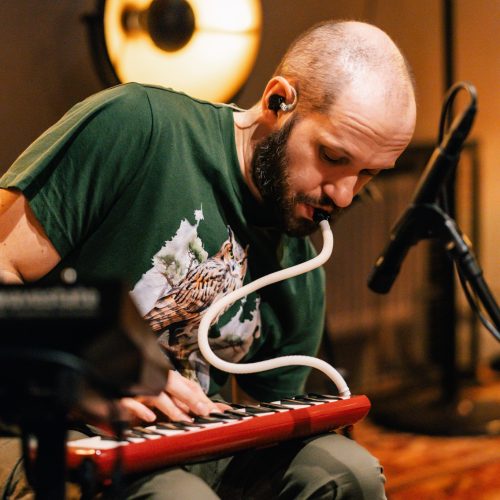 muzyk grający na melodyce