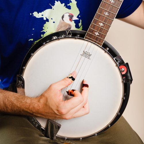 muzyk grający na banjo