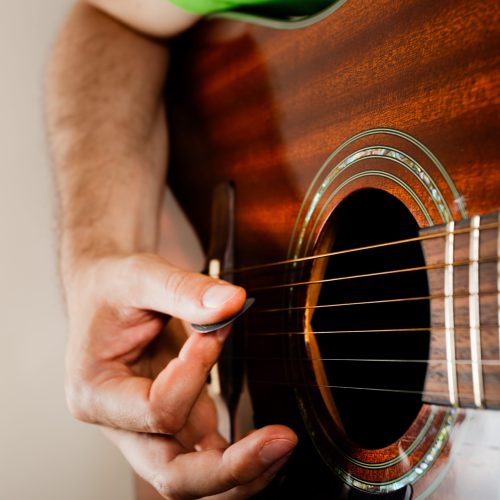 muzyk grający na gitarze akustycznej