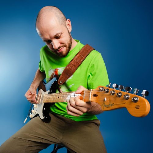 muzyk grający na gitarze elektrycznej