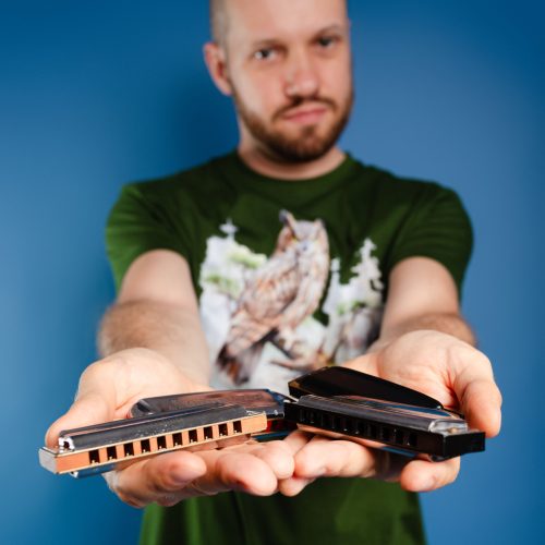 muzyk pokazujący harmonijki ustne