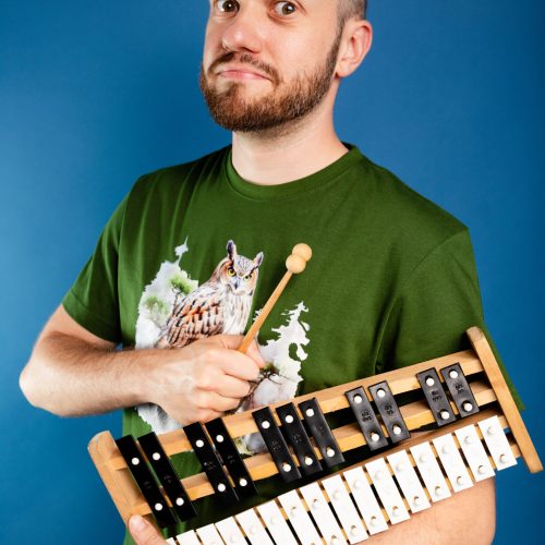 mężczyzna z dzwonkami chromatycznymi