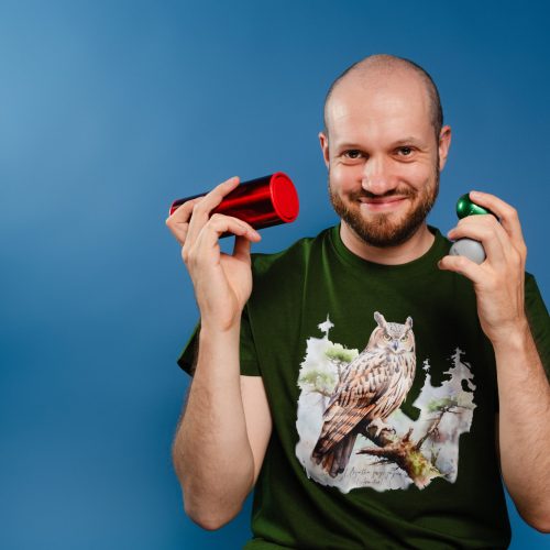 mężczyzna z małymi instrumentami perkusyjnymi